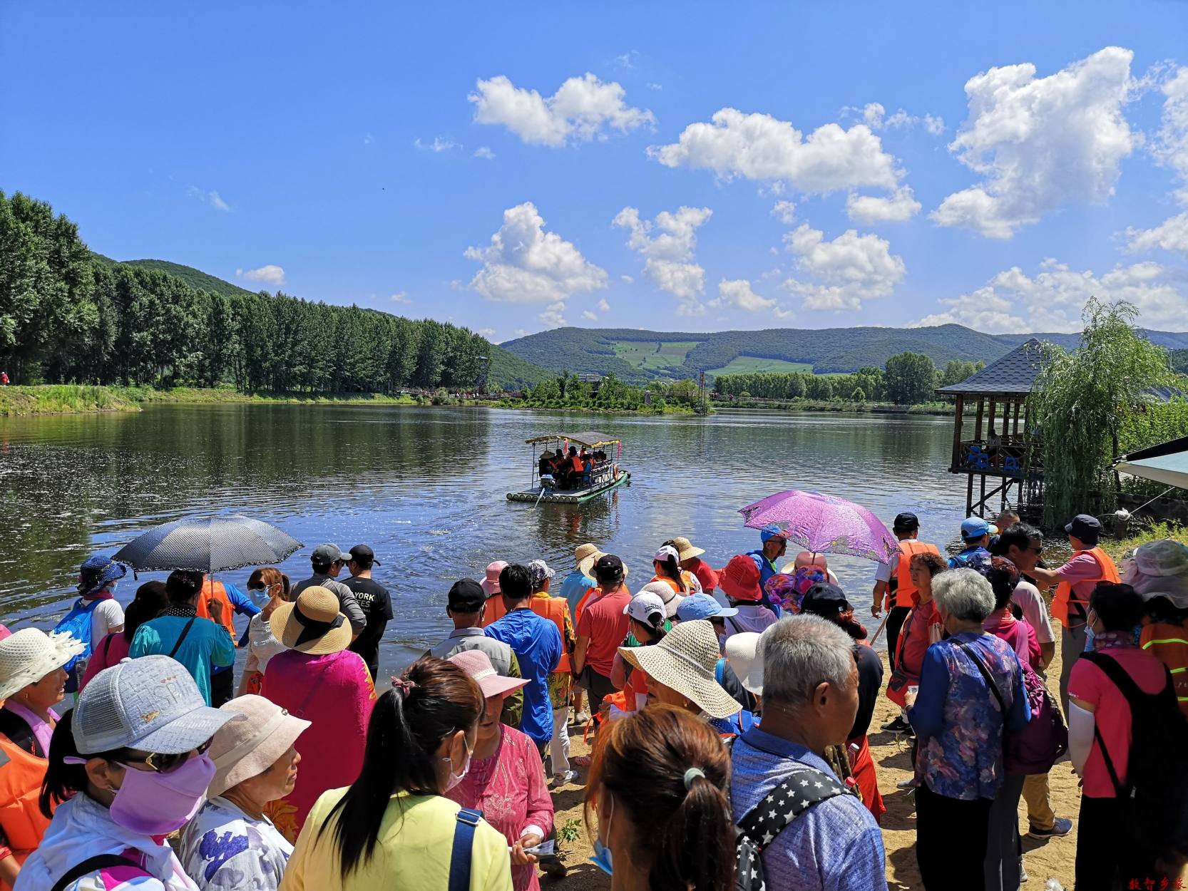 15敦化市雁鸣岛农鱼乐园-竹排船